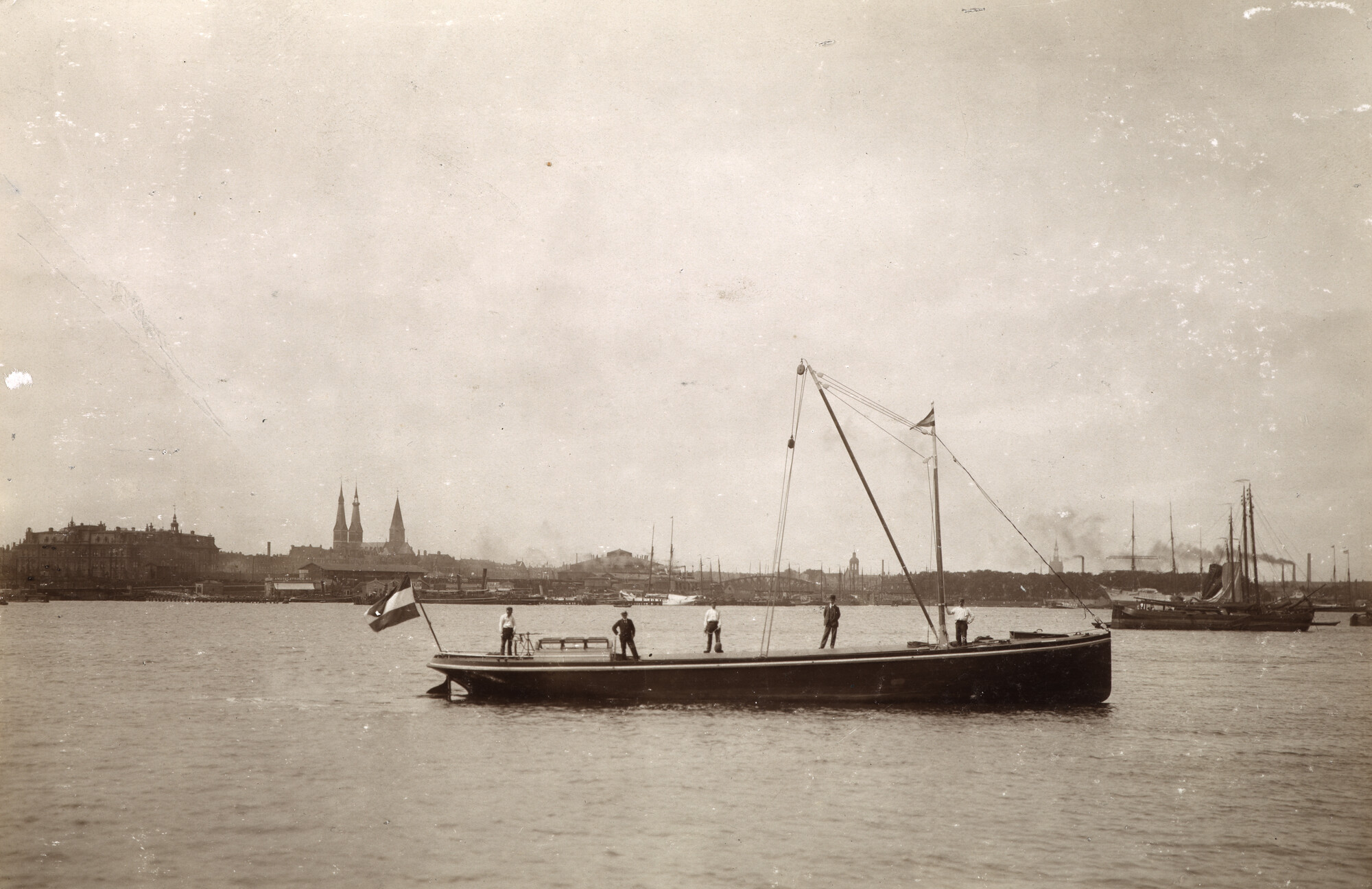 2010.0921; Motorvrachtschip 'De Drie Gebroeders' van 18.95 meter op het IJ; foto