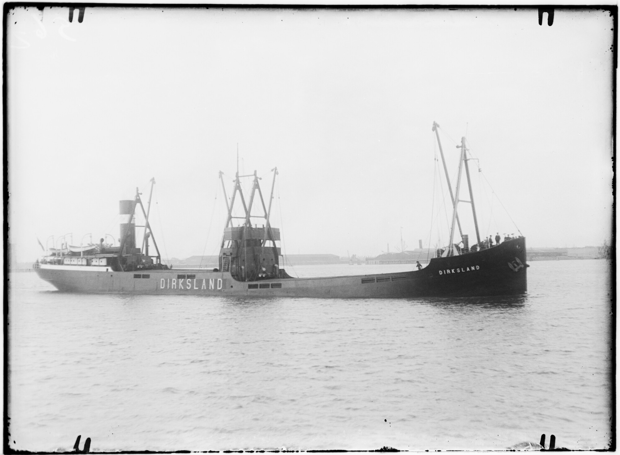 2018.1103; Glasnegatief van het vrachtschip Dirksland (Nederlands, 1915); glasnegatief