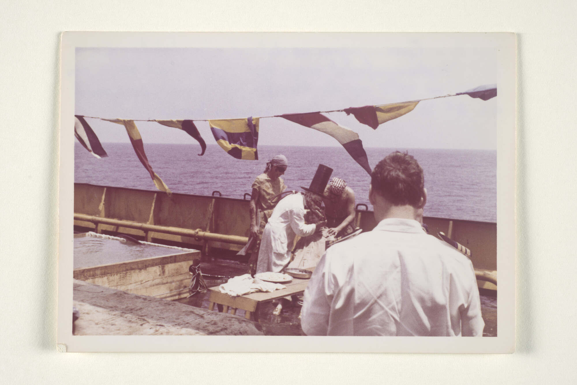 S.5009(03)08; S.J.A. van Groeningen verkleed als dokter bij het Neptunusfeest aan boord van ms. 'Karimata' op de Pacific, 1965; foto