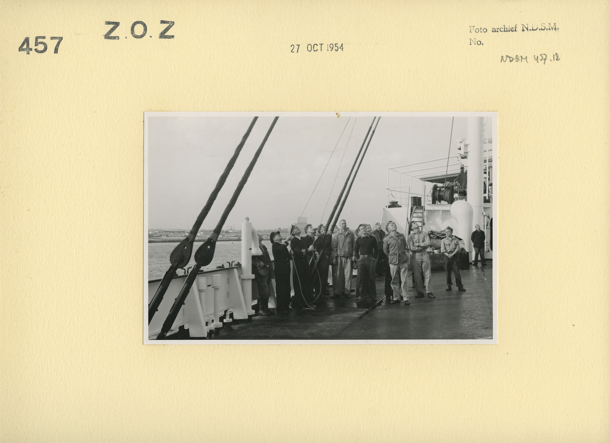 S.5444(2448)3; Foto van de overdracht van het vrachtschip ms. Toreador ; foto