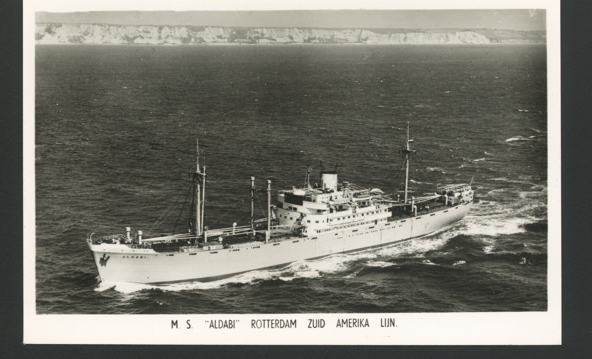 A.4509(082); Luchtfoto van het vrachtschip ms. 'Aldabi' van Van Nievelt Goudriaan & Co.; prentbriefkaart