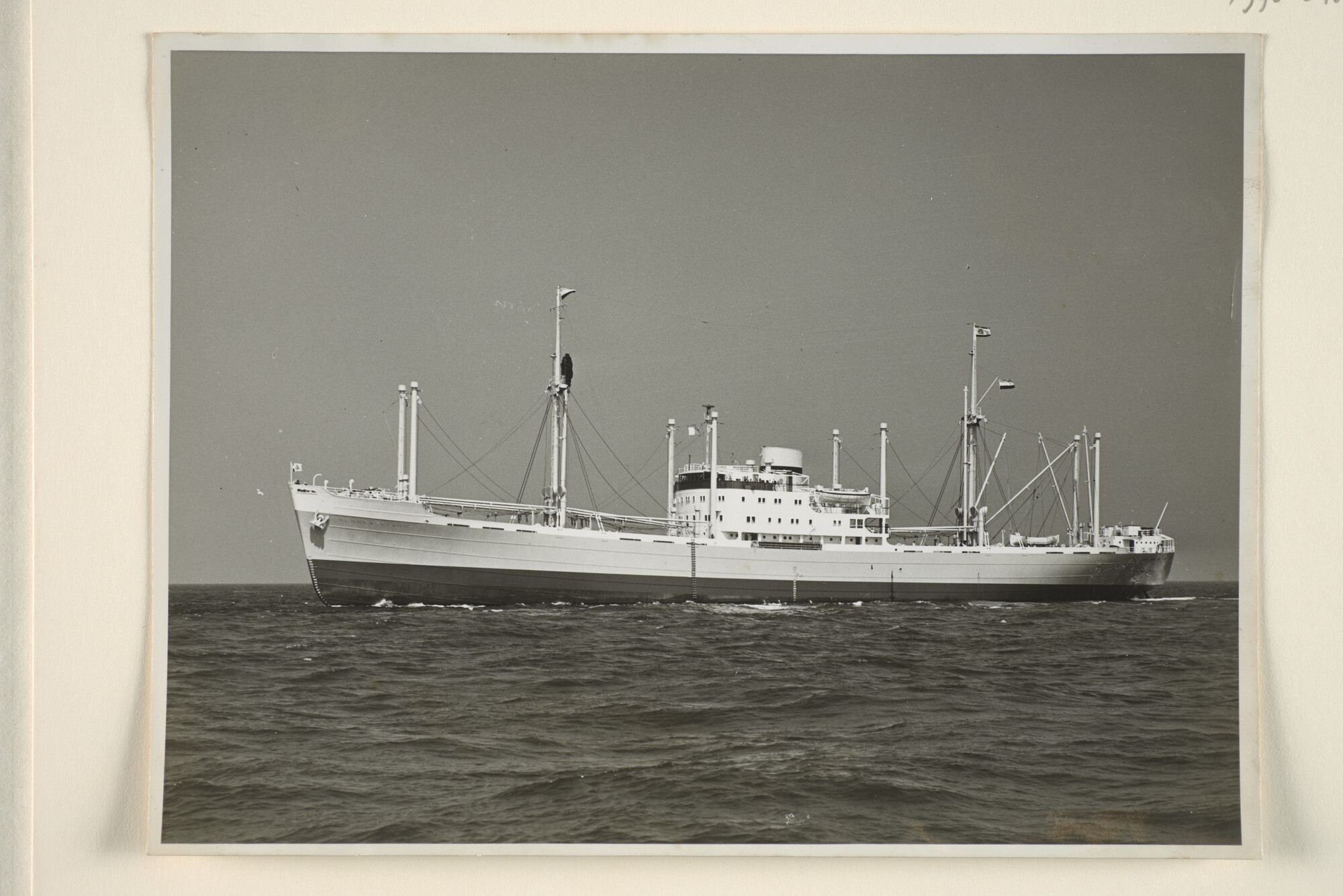 1995.5489; Het vrachtschip ms. Kennemerland van de KHL op zee; foto
