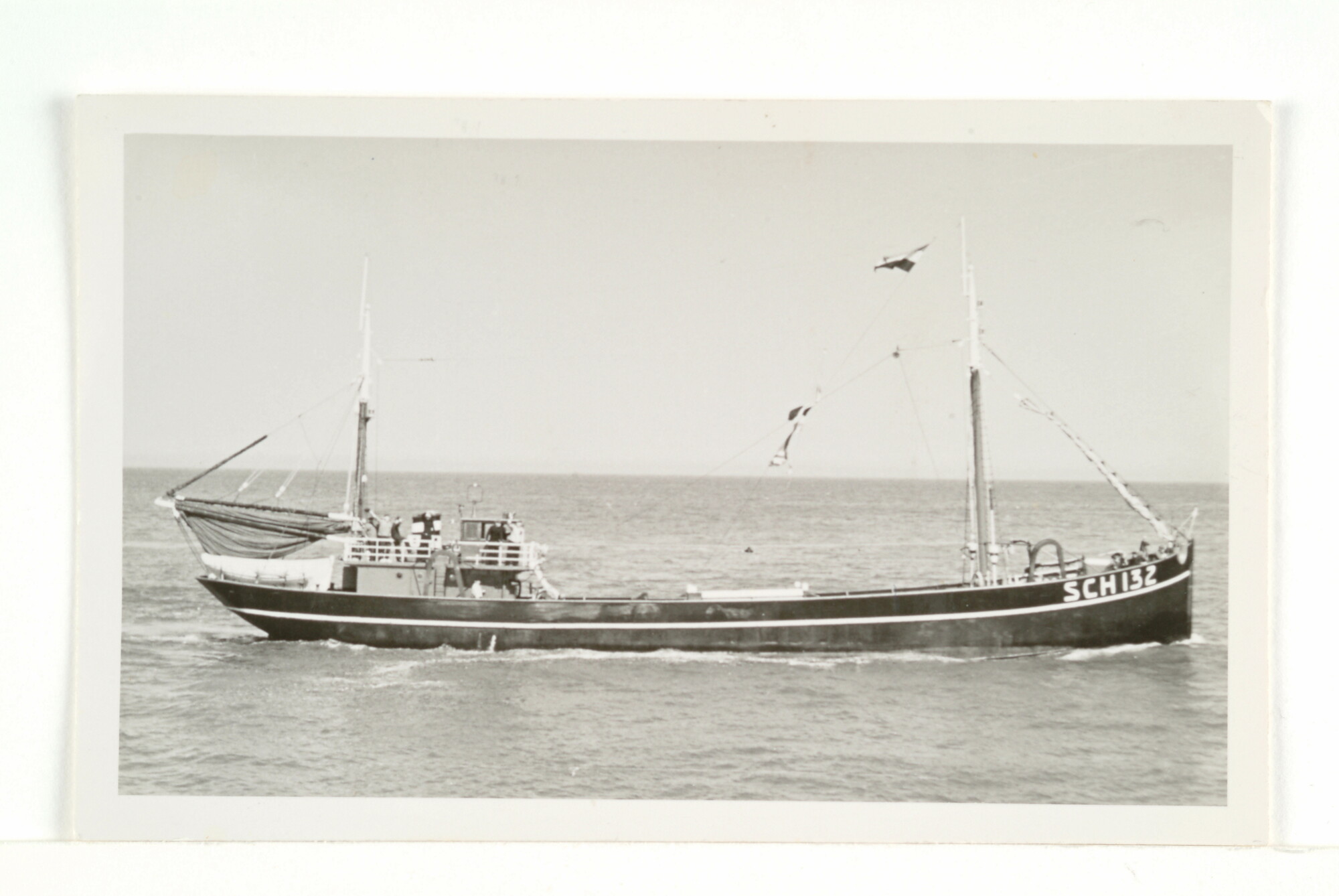 2003.0424; De Scheveningse logger 'Saturnus' (SCH 132) varende op zee (gezien op stuurboord); foto