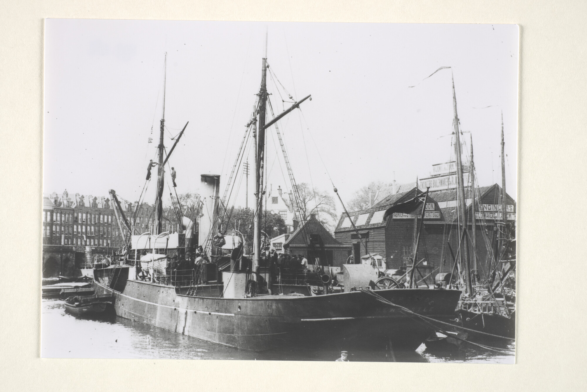 1997.1082; Het Westerdok in Amsterdam met de Britse kolenboot 'Hartside' uit Newcastle, januari 1891; foto