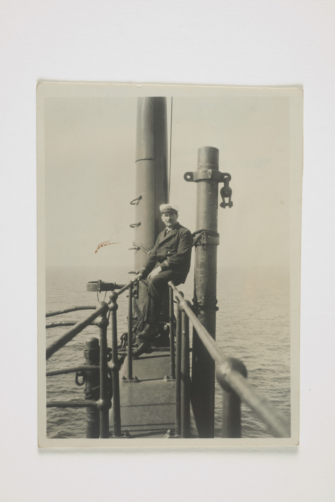 S.5432(02)26; J. de Haan aan boord van het vrachtschip ss. Rijperkerk; foto