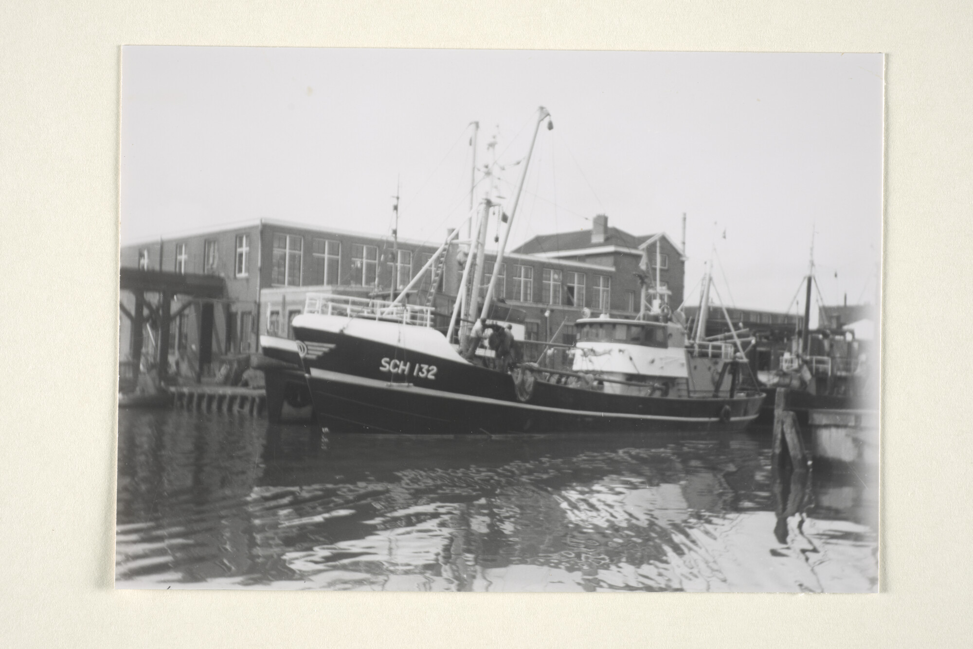 1997.1791; De motortrawler Wiljo (SCH 132) van Gebr. De Jong uit Scheveningen [...]; foto