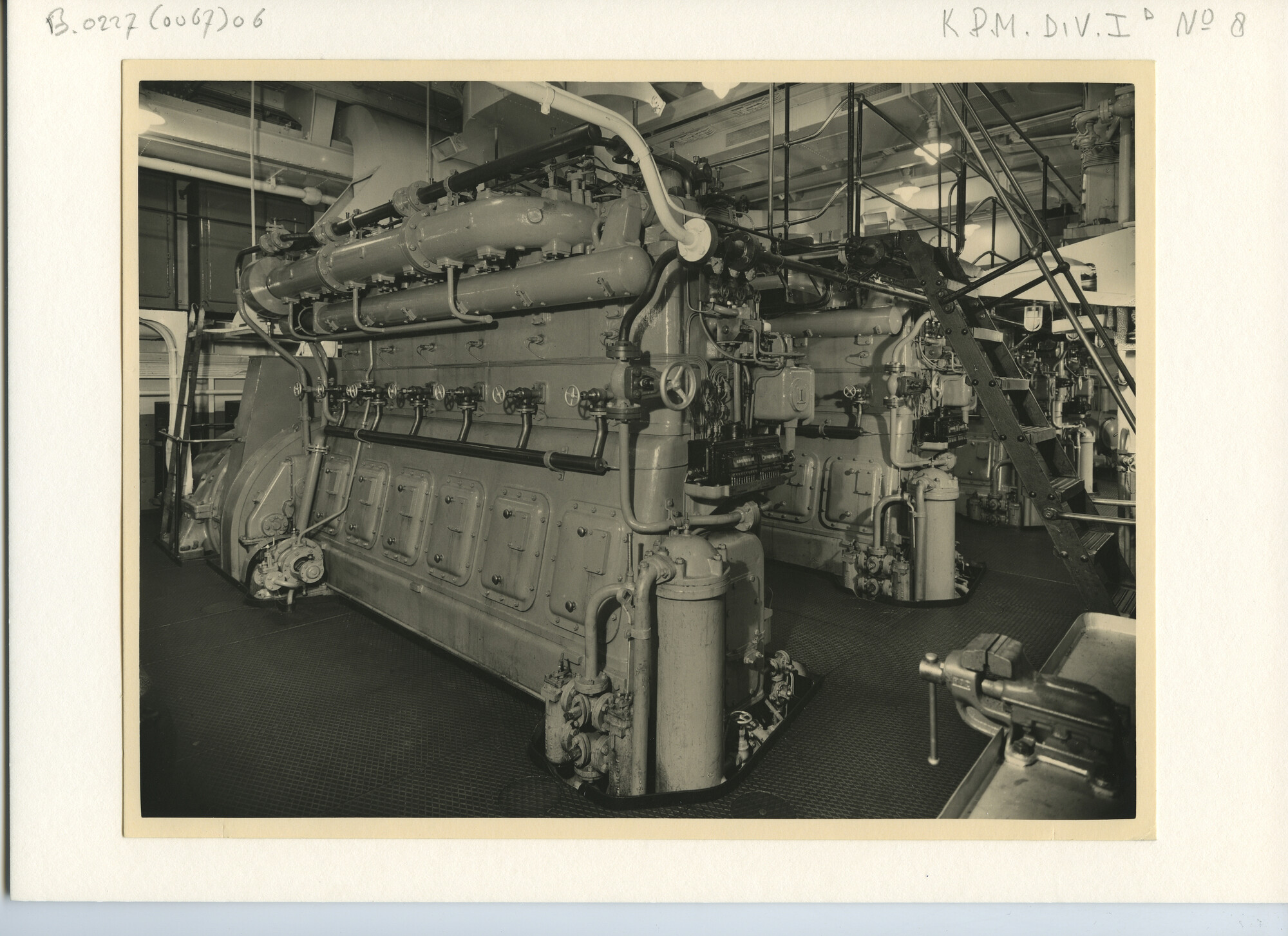 B.0227(0067)06; Detailfoto van de hulpmotoren van het ms "Boissevain"; foto