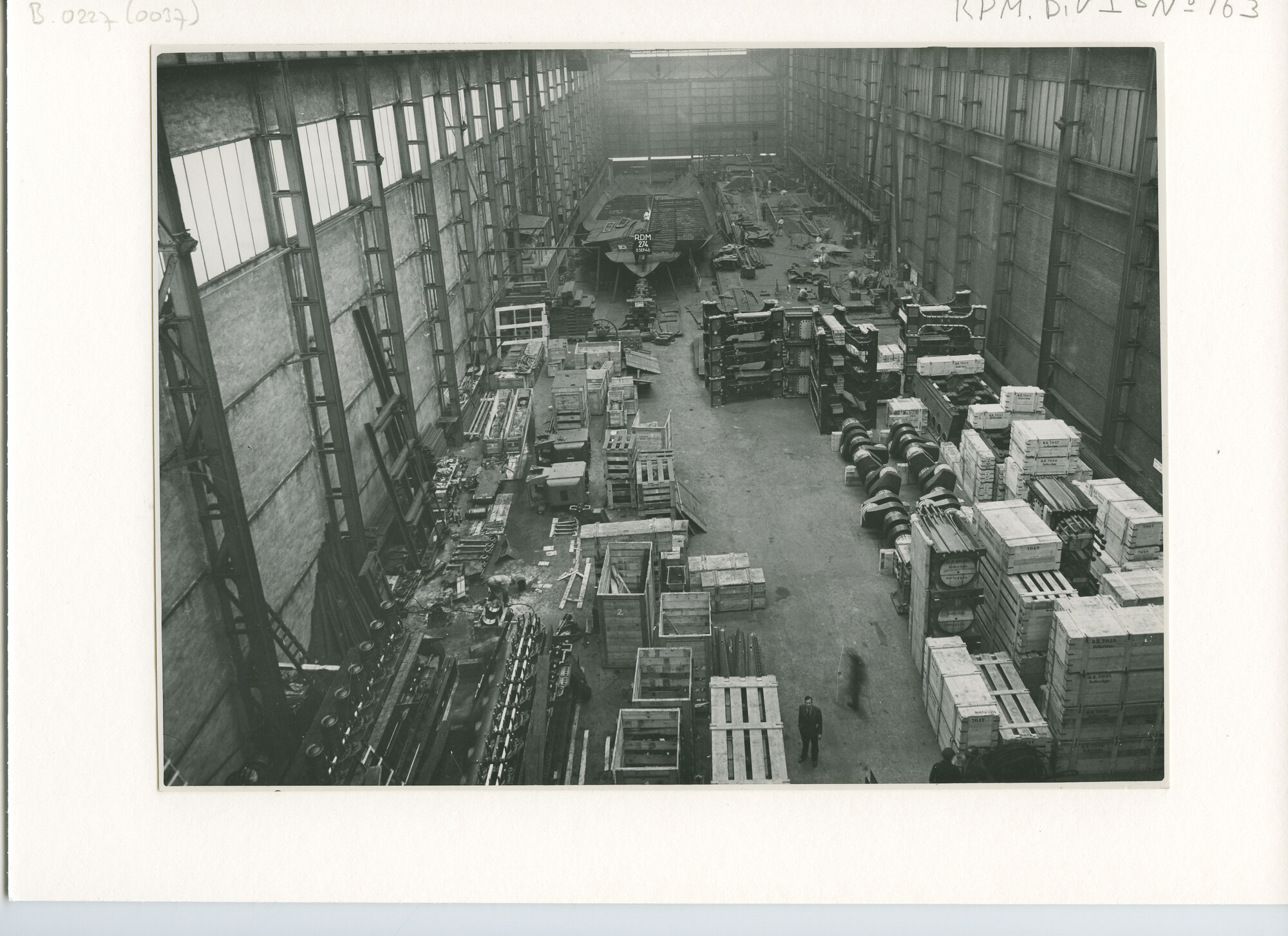 B.0227(0037); Foto van ms. Batoela en Banggaai in aanbouw bij de RDM in opdracht van de Nederlandse regering; foto