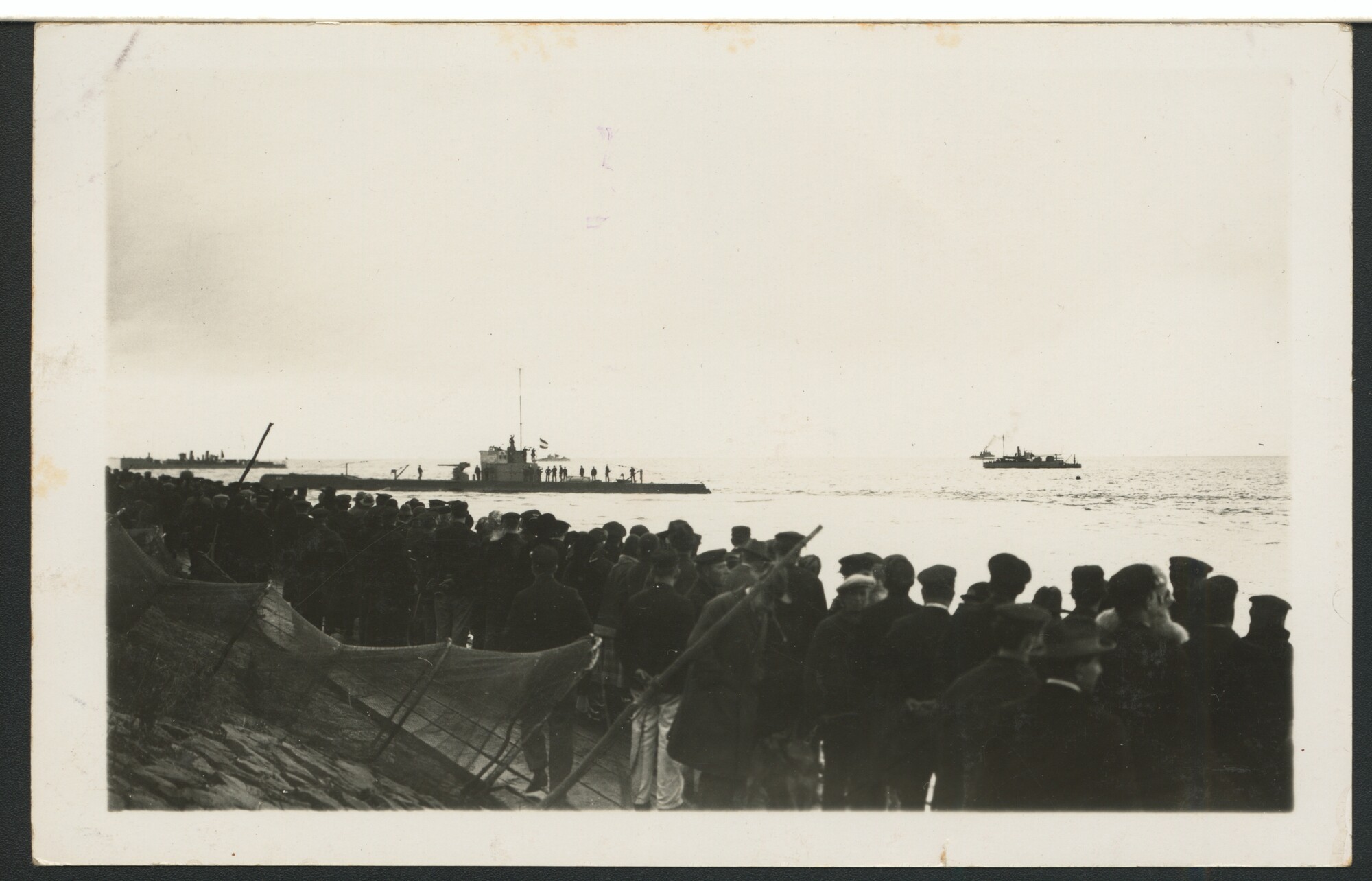 A.2867(01)018; Vertrek van de onderzeeboot Hr.Ms. 'K XI' uit Den Helder; prentbriefkaart