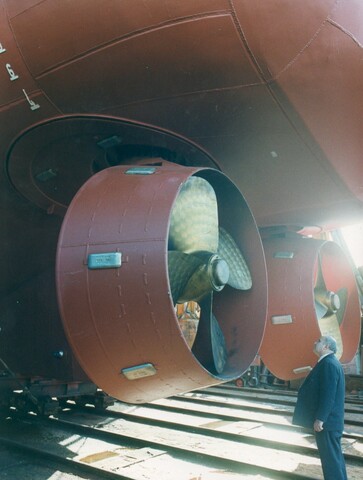2001.1716; Kleurenfoto van de twee Voight Schneider schroeven van een sleepboot van het [...]; foto