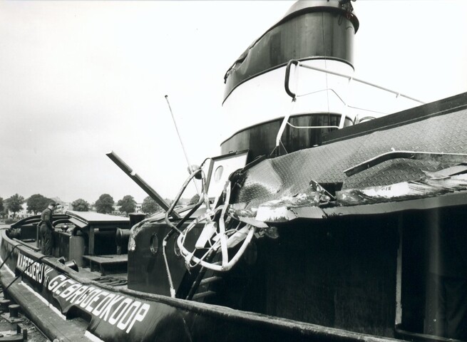 S.5219(12)0530; Aanvaringsschade (in- en exterieur) van de havensleepboot 'Hermina E. Goedkoop' (21) van Reederij v/h Gebroeders Goedkoop [...]; fotoreportage