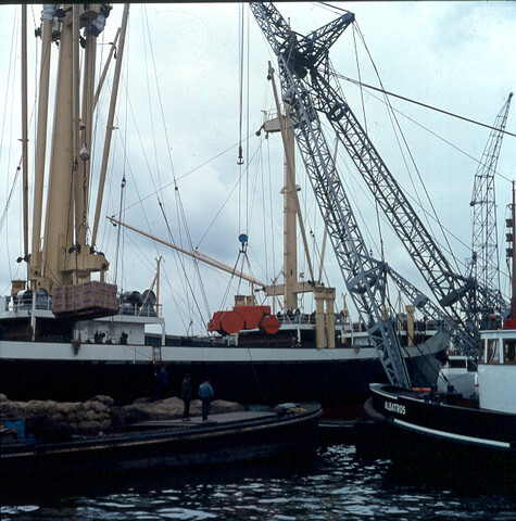 S.9100(0859); Laden van zeeschip door drijvende bok te Amsterdam; diapositief