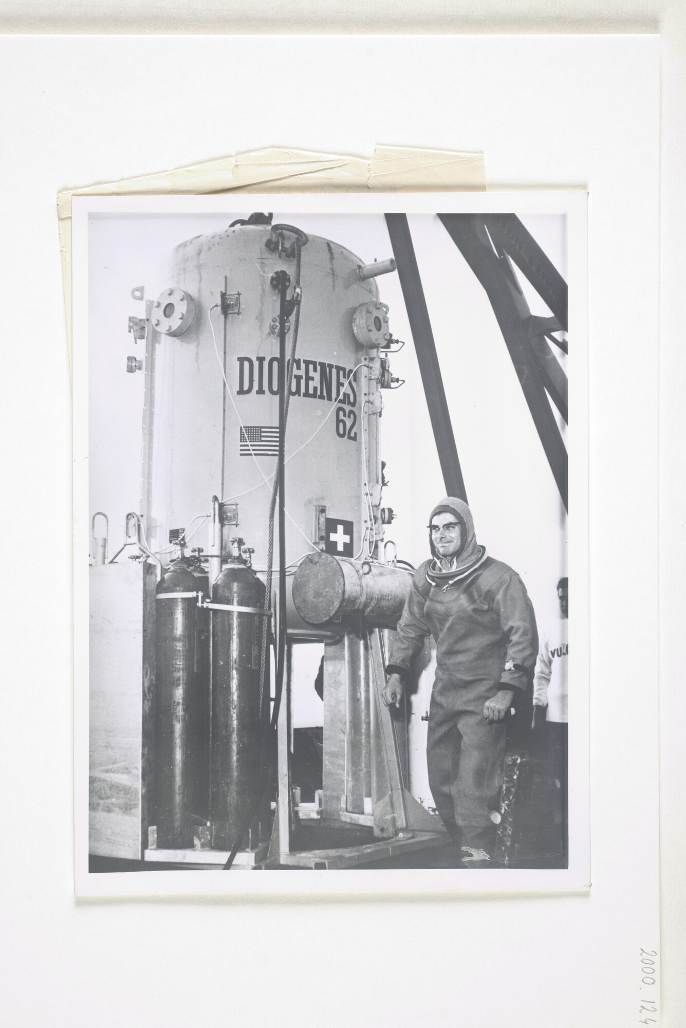2000.1244; De Zwitserse duiker Hannes Keller poseert voor zijn duikklok 'Diogenes 62' na duikproeven in het Meer van Géneve [...]; foto