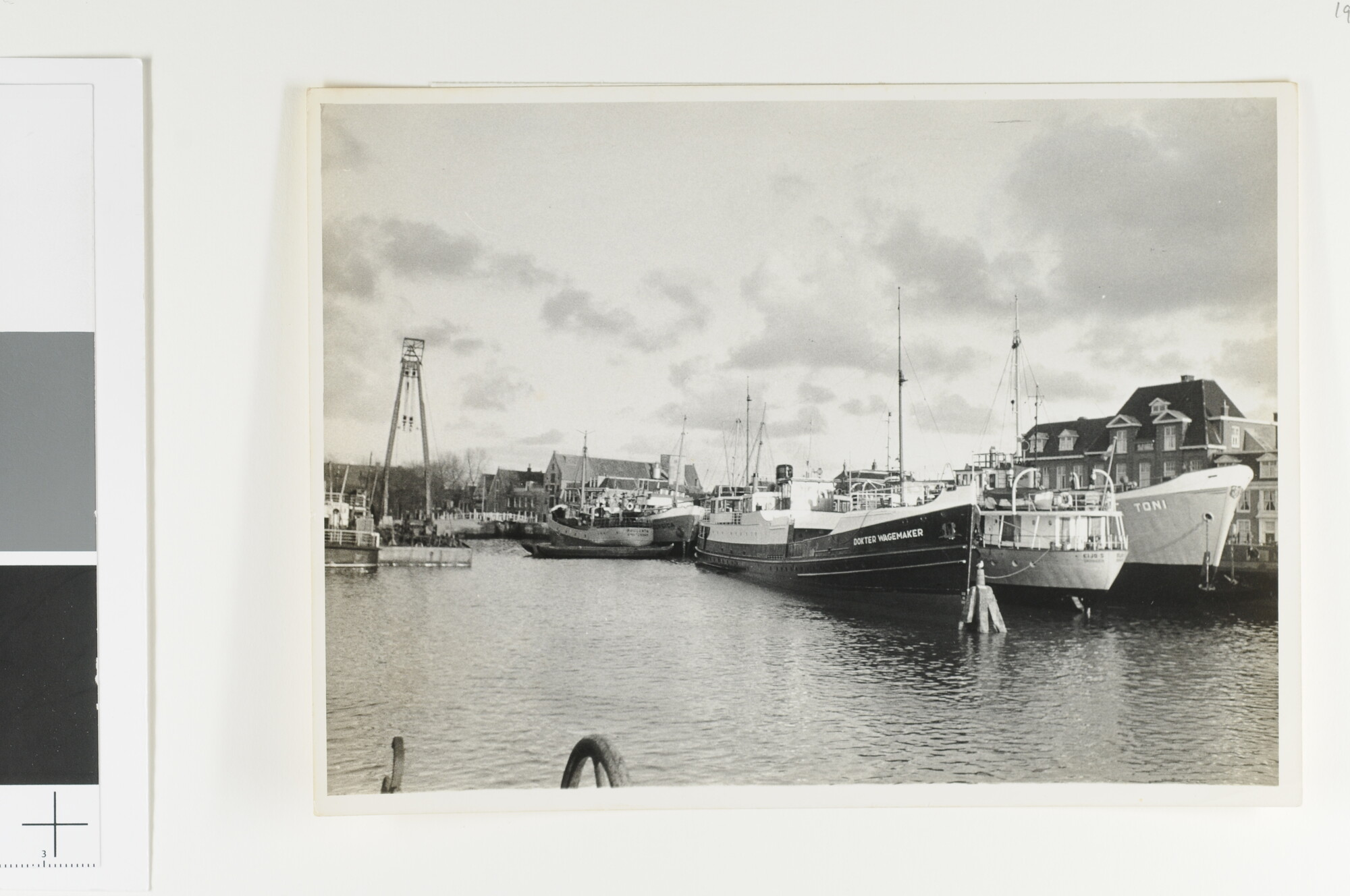 1992.1415; Fotos van de veerboot Dokter Wagemaker van de TESO in de haven van Harlingen [...]; fotoreportage