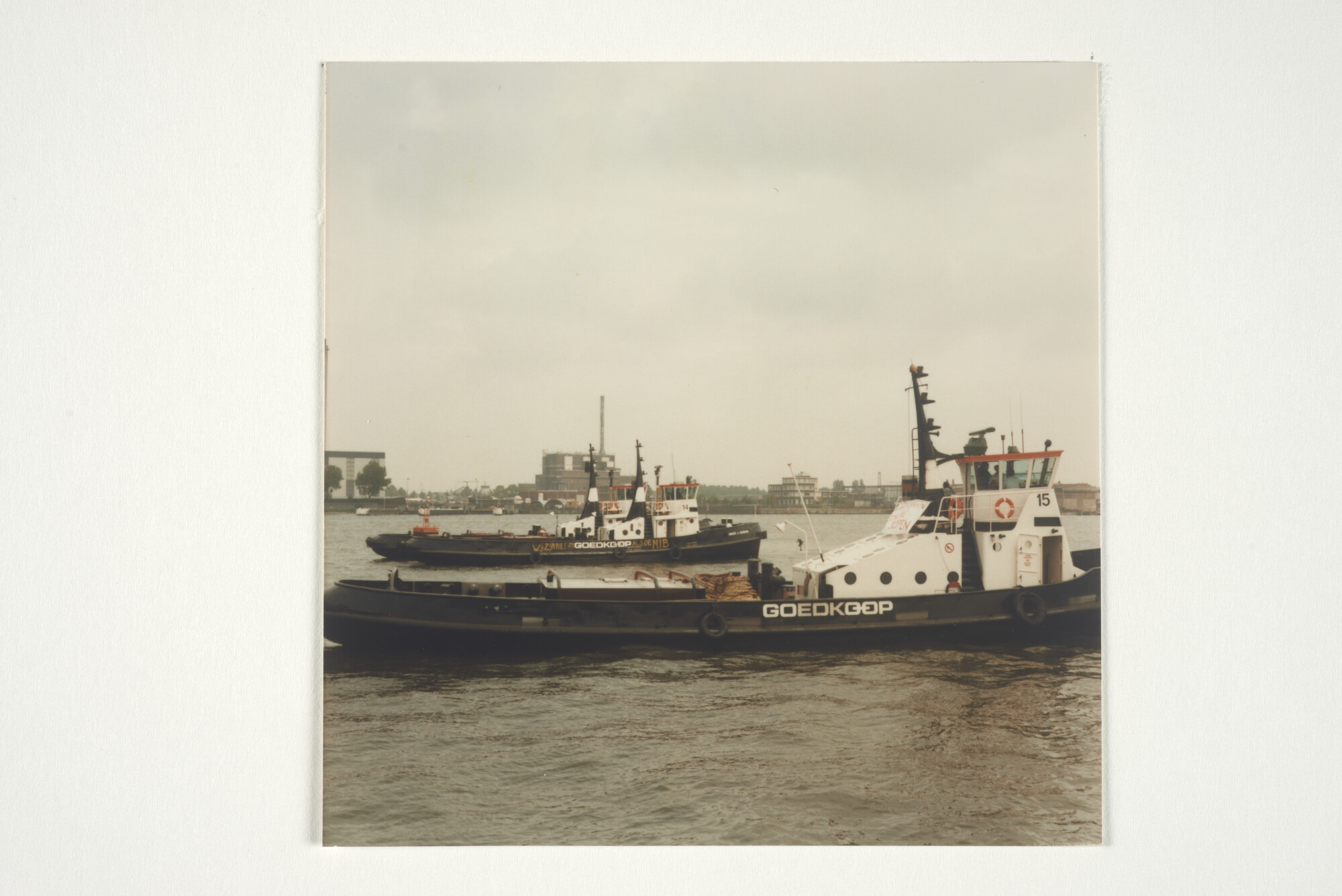 2001.1690; 'Wij zijn net zo GOEDKOOP als de NIB.' Demonstratie door het personeel van [...]; fotoreportage