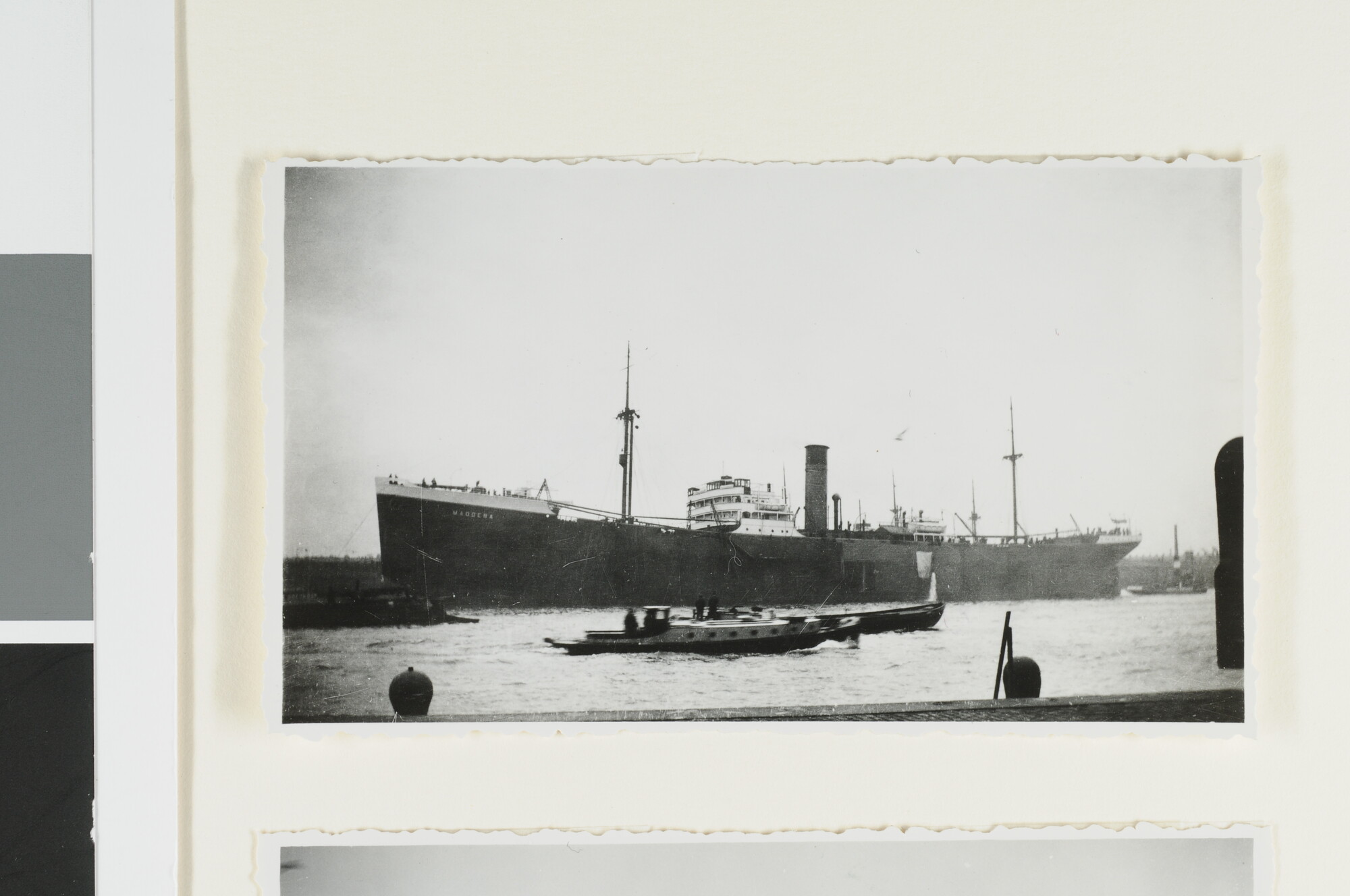 S.4380(04)394; Foto's van het vertrek van het vrachtschip ss. Madoera; fotoreportage