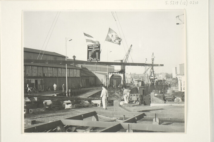 S.5219(12)0210; Kiellegging van het zwavelzuurtankschip ms. 'Ina' bij de ASM; foto