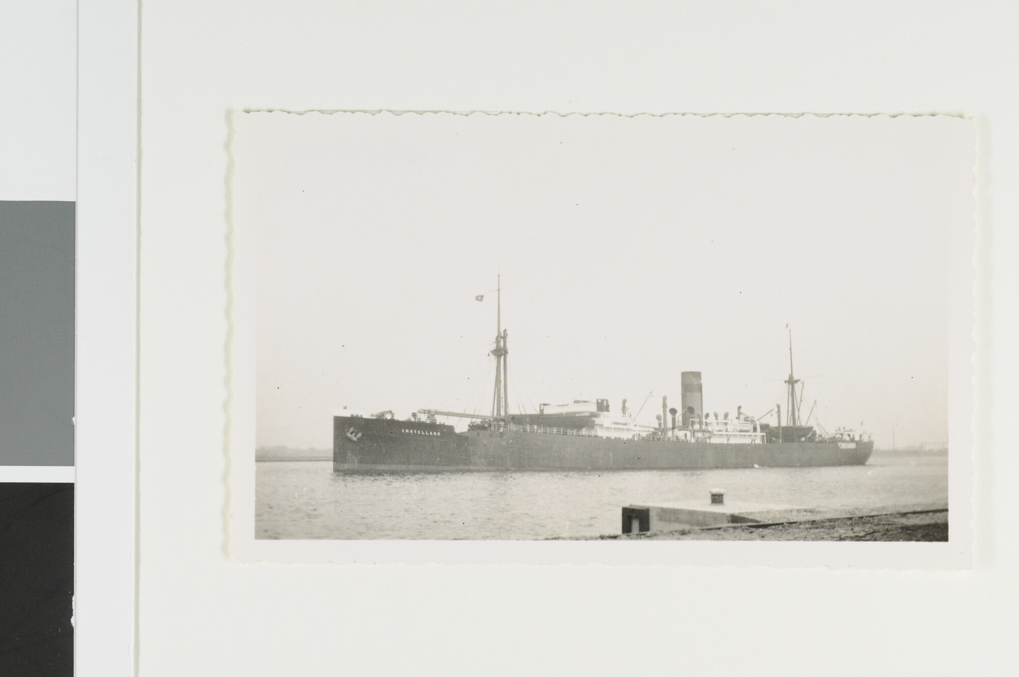 S.4380(04)449; Het vrachtschip ss. 'Amstelland' van de Koninklijke Hollandsche Lloyd gezien op het Noordzeekanaal; foto
