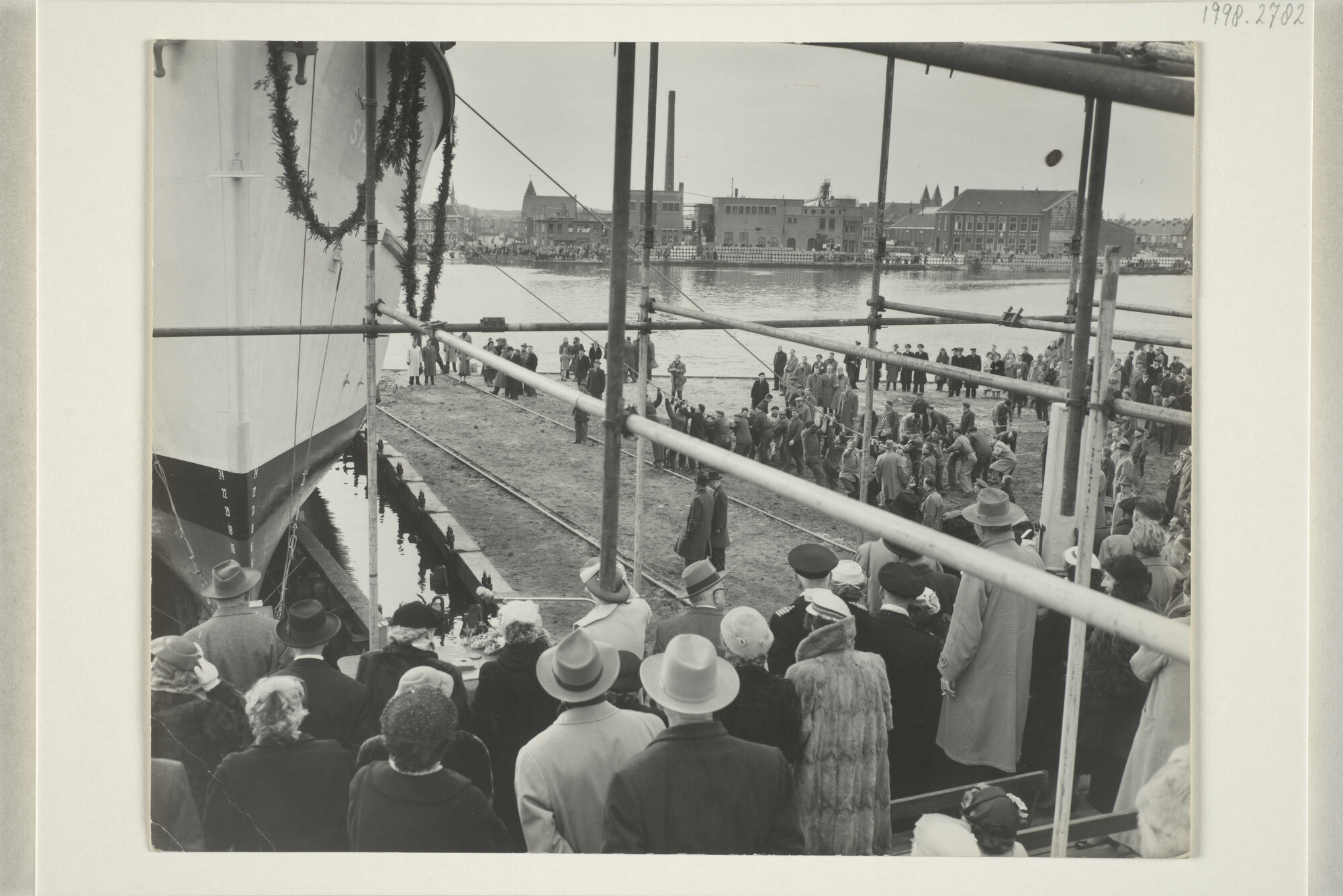 1998.2782; De tewaterlating van de mijnenveger Hr.Ms. 'Steenwijk' (M 804) bij de Haarlemsche Scheepsbouw Maatschappij [...]; foto
