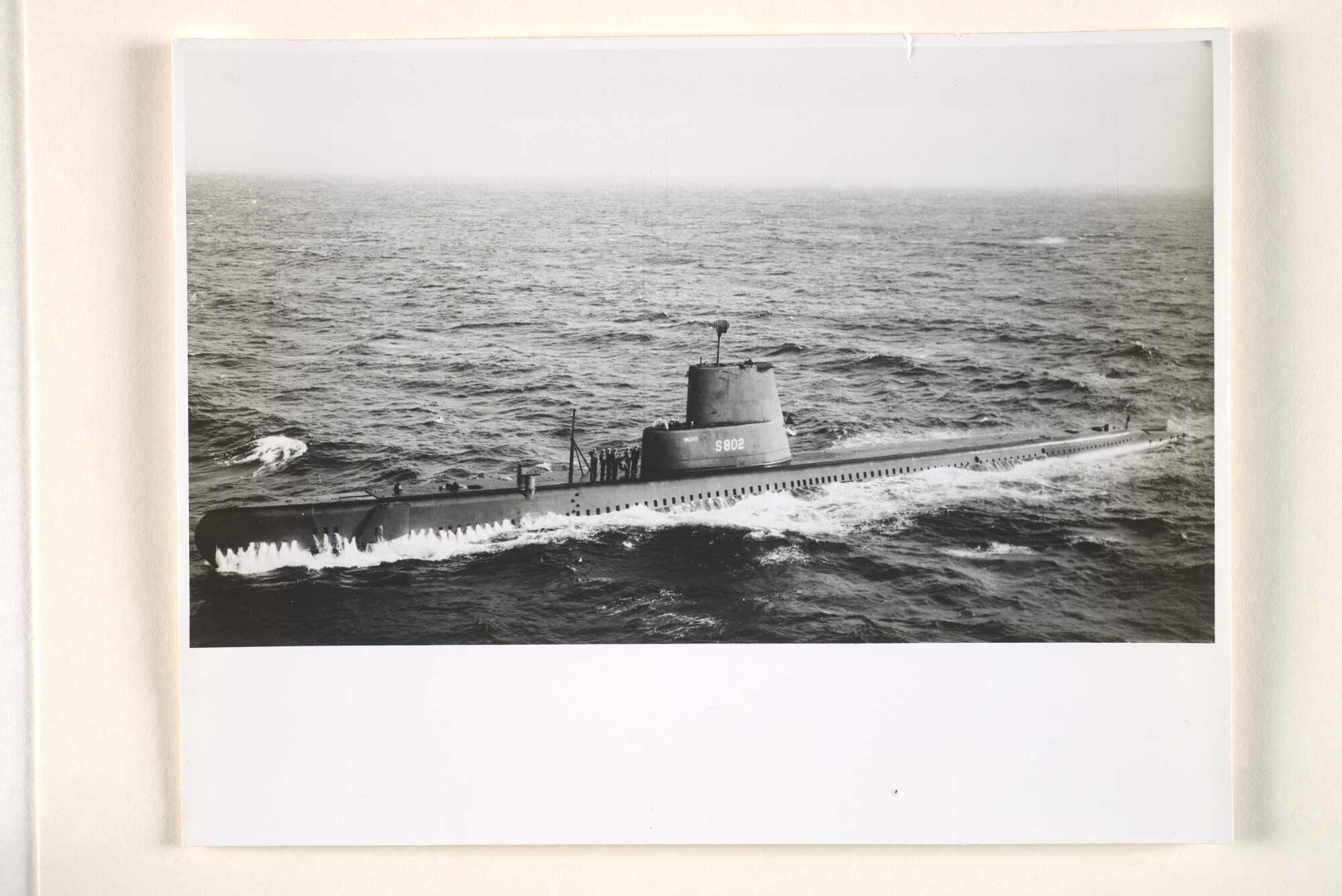 1995.1424; Een luchtfoto van de onderzeeboot Hr.Ms. Walrus (S 802) varende op zee [...]; foto