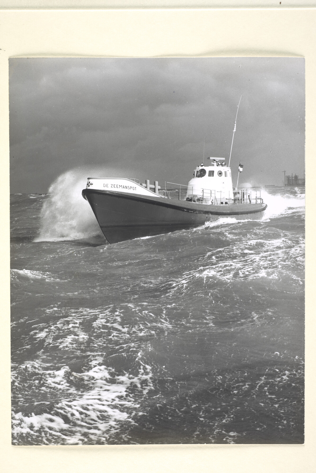 1997.1264; De motorreddingboot Zeemanspot van het station Stellendam van de KZHRMS [...]; foto