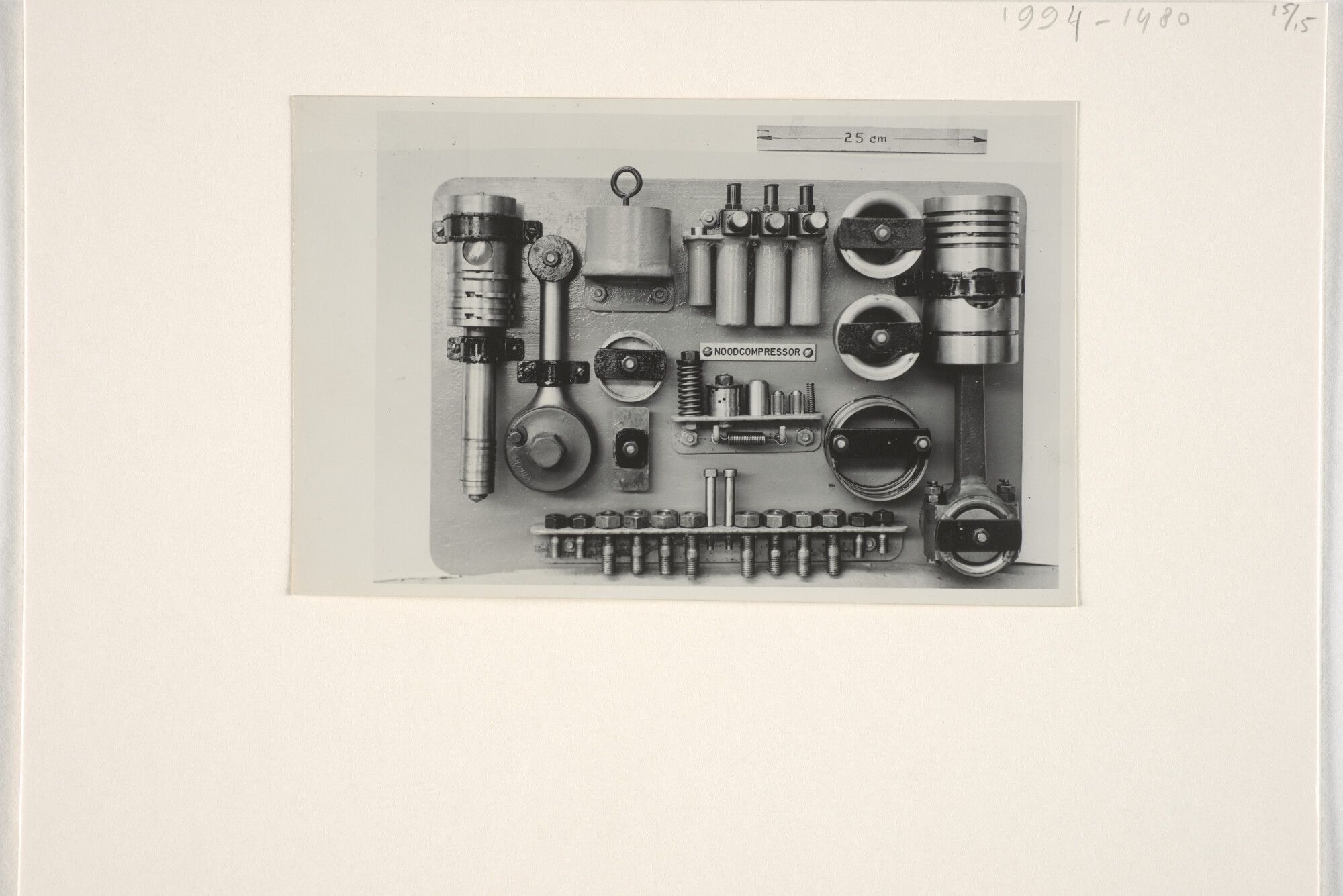 1994.1480; Reserveonderdelen voor de machinekamer en andere machines aan boord van het [...]; fotoreportage