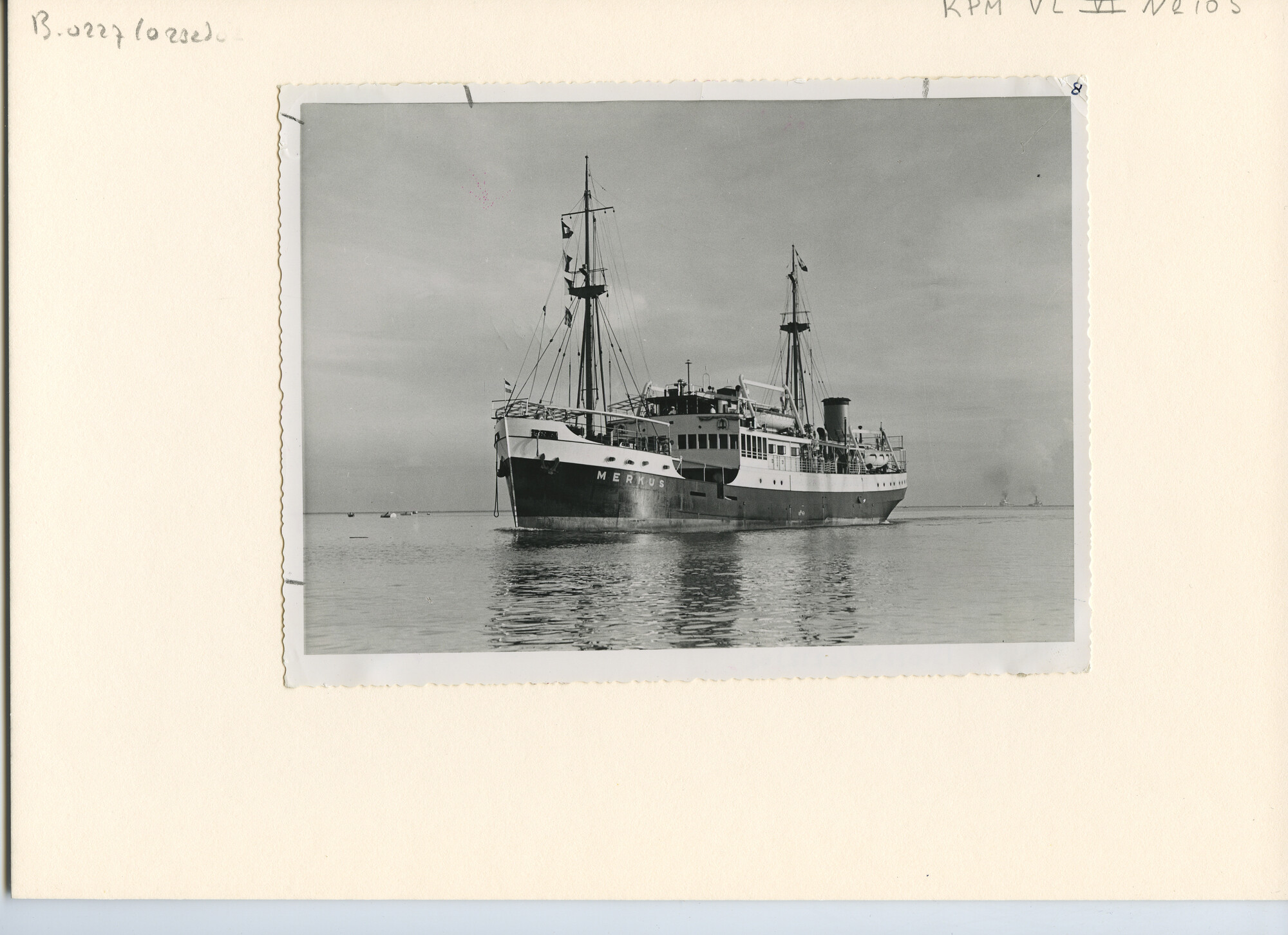 B.0227(0232); Het ms. 'Merkus' bij het verlaten van de haven van Tandjong Priok; foto