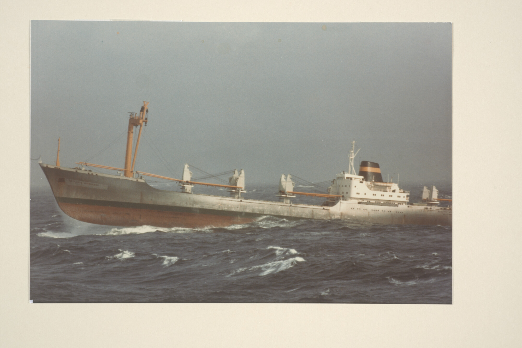 1996.1321; Kleurenfoto van het vrachtschip ms. Nedlloyd Wissekerk (ex- Wissekerk) van Nedlloyd Lijnen gezien bij zwaar weer op zee; foto