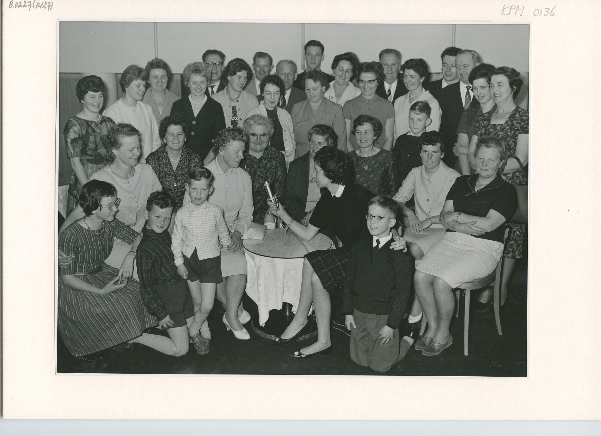 B.0227(1427)02; Zwart-wit foto van een groep aanwezigen tijdens de uitzending van Radio Nederland Wereldomroep van het programma "Het Schip van de Week"; foto