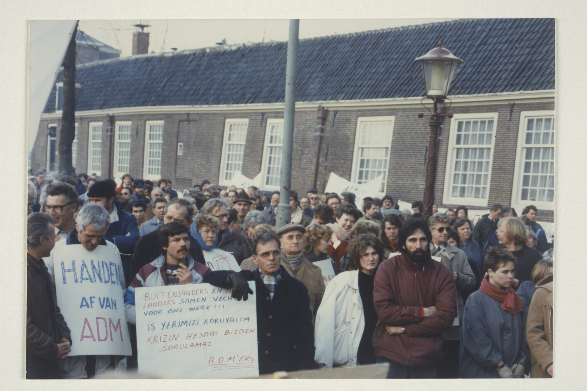 1999.3933; 'Volwaardige werf in Amsterdam': Kleurenfoto's van protesterende ADM-ers bij de Dokwerker en op het Rokin voor het houden van de scheepbouw in Amsterdam [...]; fotoreportage