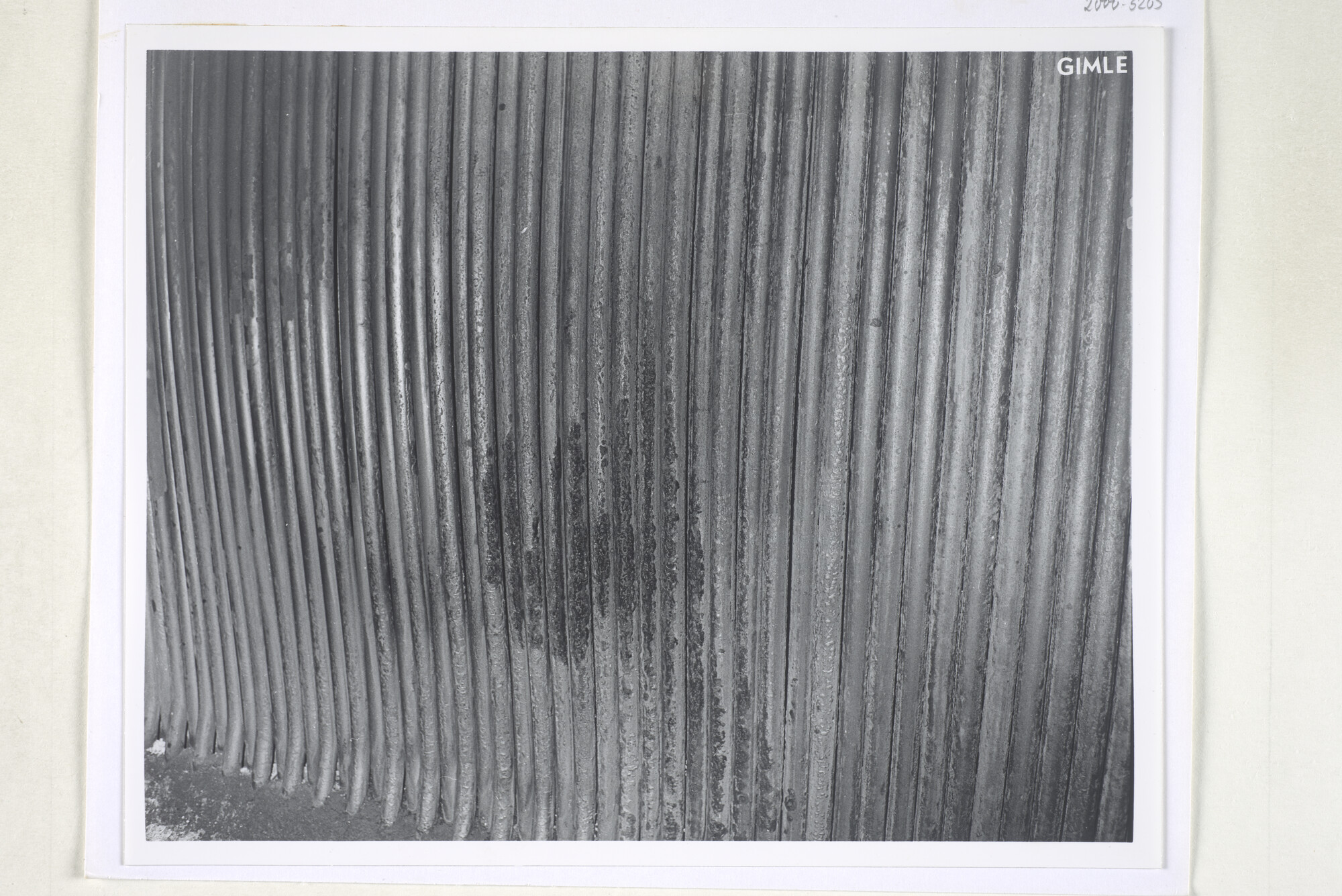 2000.3205; (Schade)fotos van beschadigingen aan de voortstuwingsinstallatie van de [...]; fotoreportage