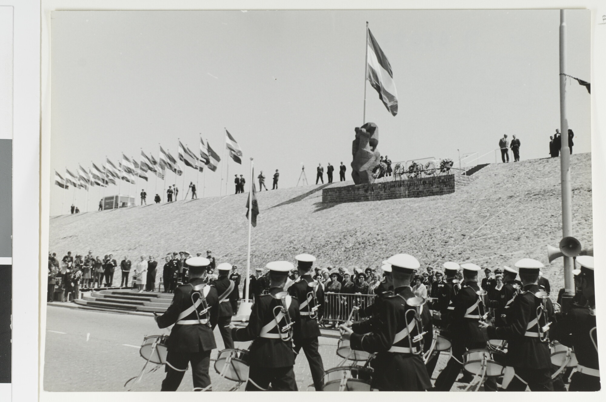 1992.1527; Foto's van de onthulling door koningin Juliana van het monument voor de marine; fotoreportage