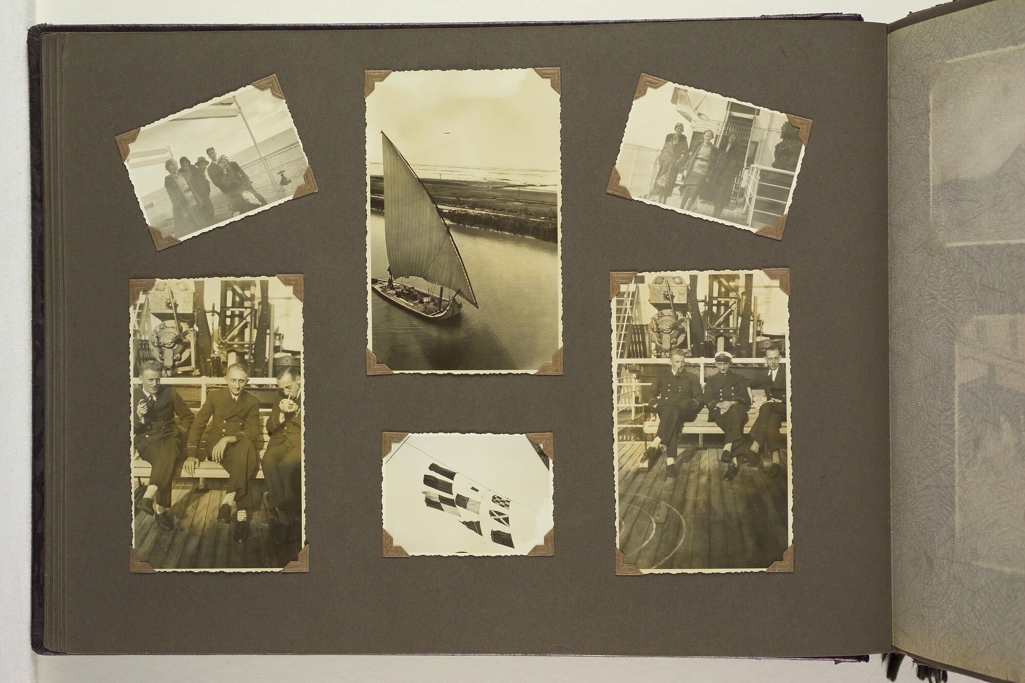 S.5548(091); Persoonlijk album van J.D. van Schooten met foto's aan boord van het ss. Tjikini; fotoalbum