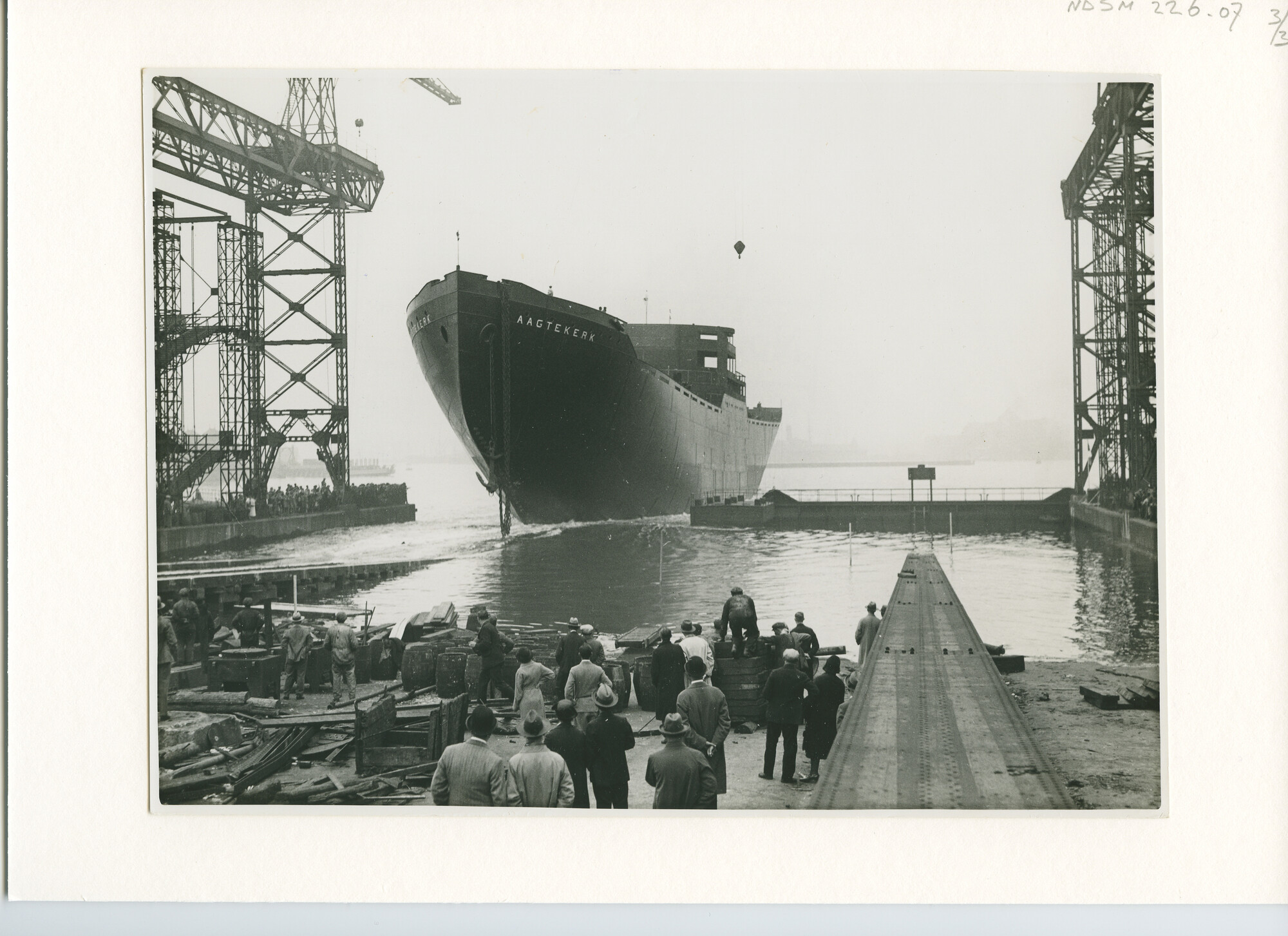 S.5444(1048)11; Foto van de tewaterlating van het vrachtschip ms. Aagtekerk; foto