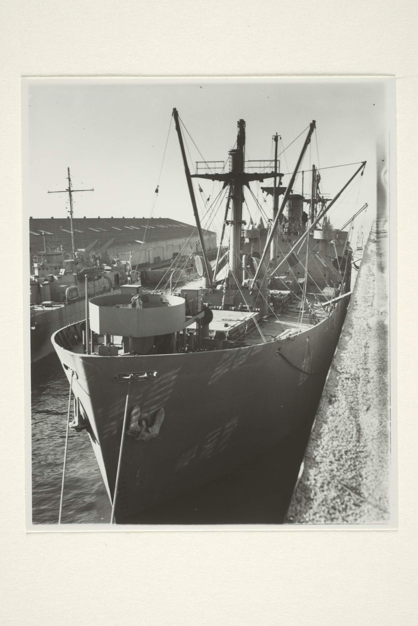 1997.4156; Een Amerikaans libertyschip ligt na de oorlog aan de kade in een Amerikaanse haven; foto