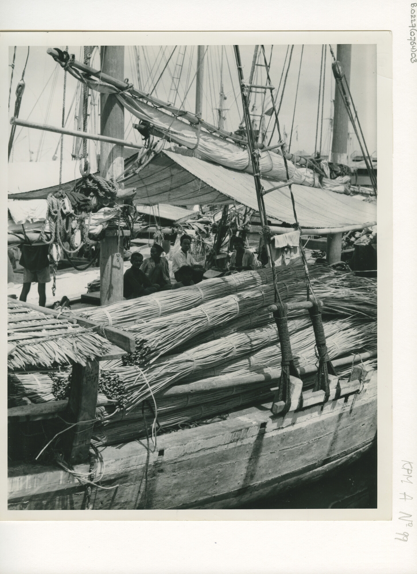 B.0227(0764)03; Overzicht van de Prauwenhaven te Makassar; foto