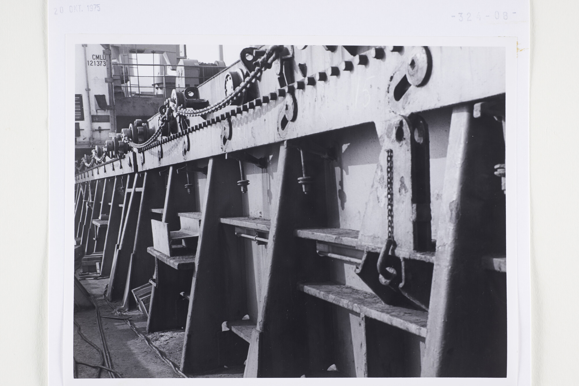 S.5444(5794)03; Foto van het aanbrengen van containergeleidingen in een reparatieschip (verm. De Frank Pais); foto