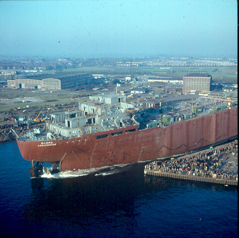 S.9100(2007); Dia van de tanker ms. 'Diloma' van Shell Tankers, van de helling glijdend; diapositief