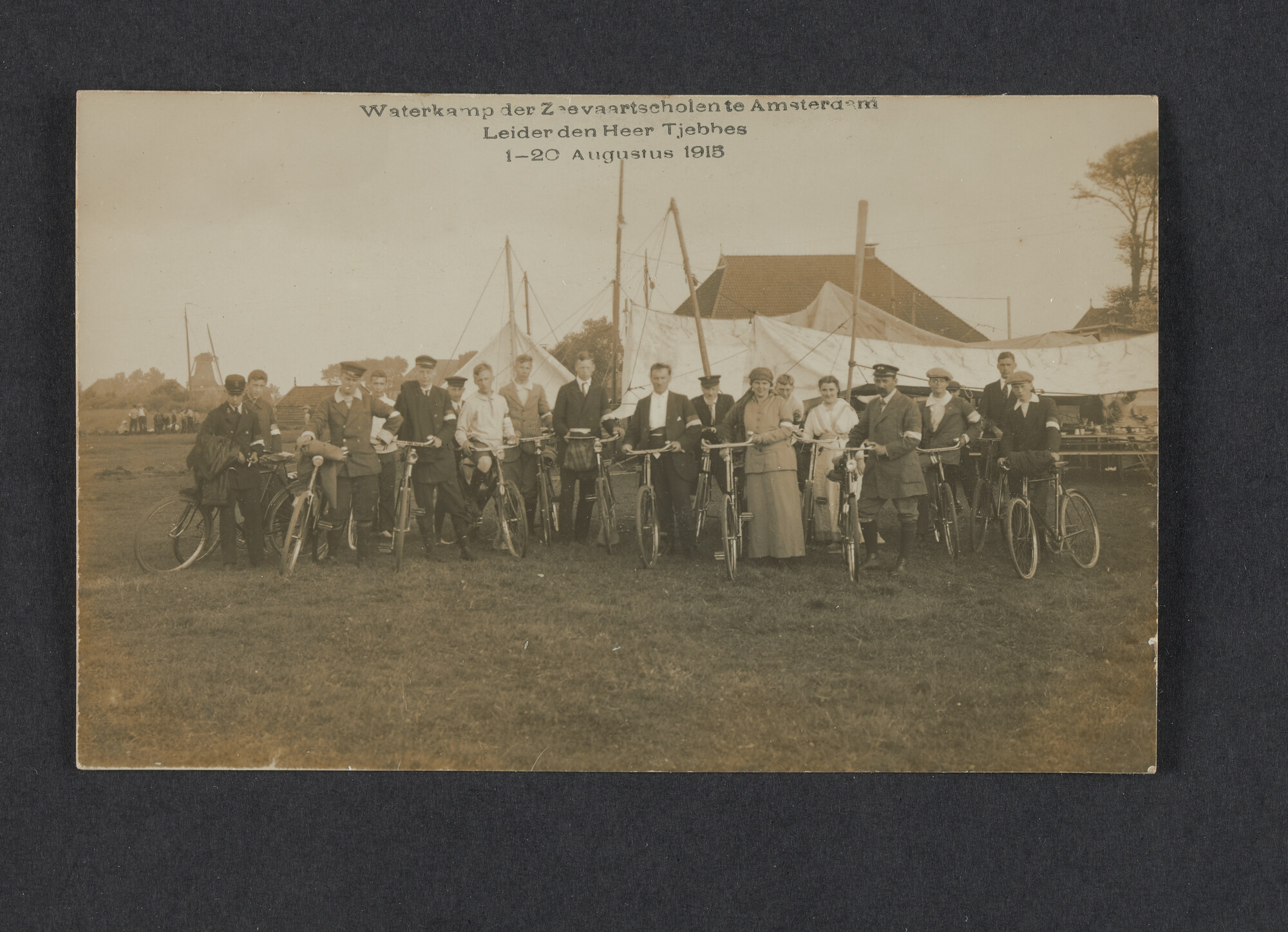 2022.0012; Zwart-wit foto van een groep fietsers tijdens het eerste waterkamp voor jongens in Langweer (De Friese Meren) in 1915; foto