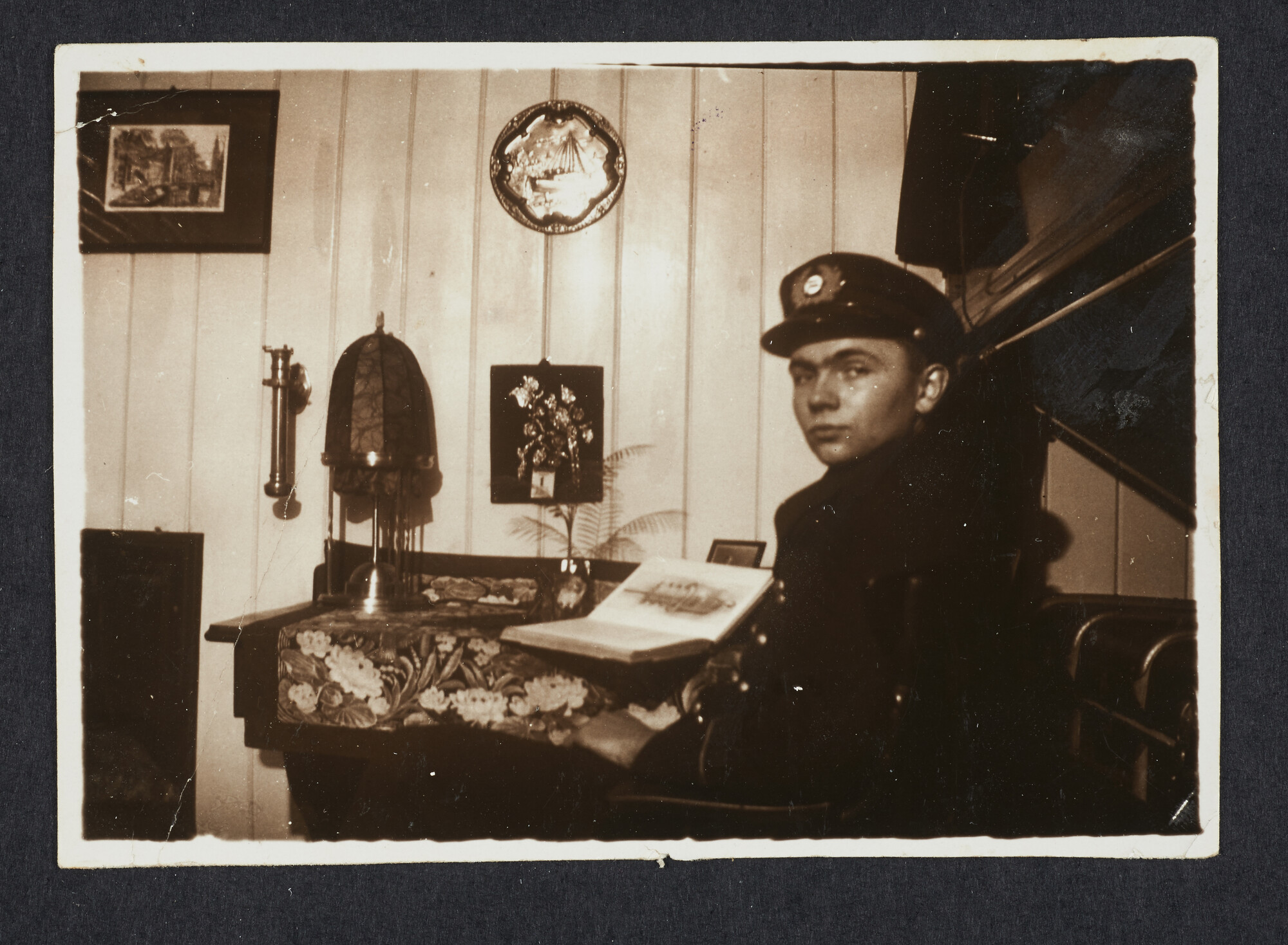 2016.2684; Zwart-wit portretfoto van Lambrecht Haanschoten; foto