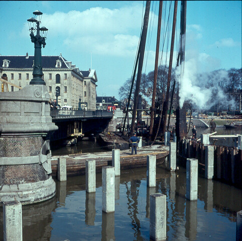 S.9100(1281); Dia heiwerkzaamheden bij brug over Nieuwe Vaart, bij Kadijksplein; diapositief