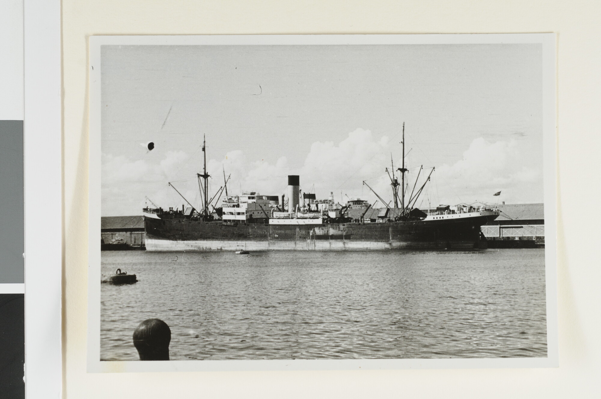 S.4380(04)388; Het vrachtschip ms. Bintang in Amsterdam; foto