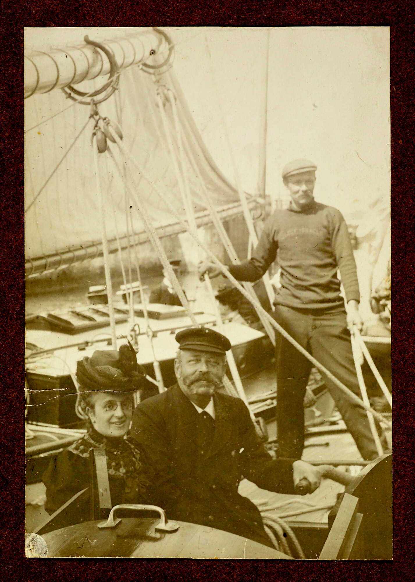 S.5707(08)25; E.H. Crone en mevrouw H.R.E. Crone-Muller aan boord van het jacht 'Jozef Israëls' liggende in de Oranjesluis; foto