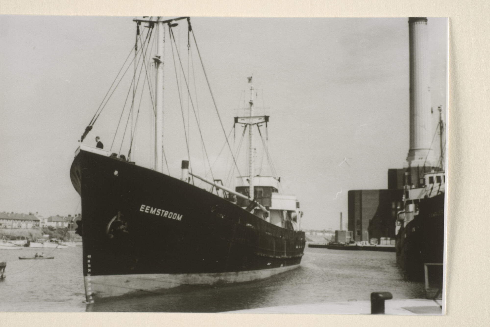1995.6311; Reproductiefoto's van het vrachtschip ms. 'Eemstroom' van de Hollandsche Stoomboot Maatschappij bij de passage van een sluis [...]; fotoreportage