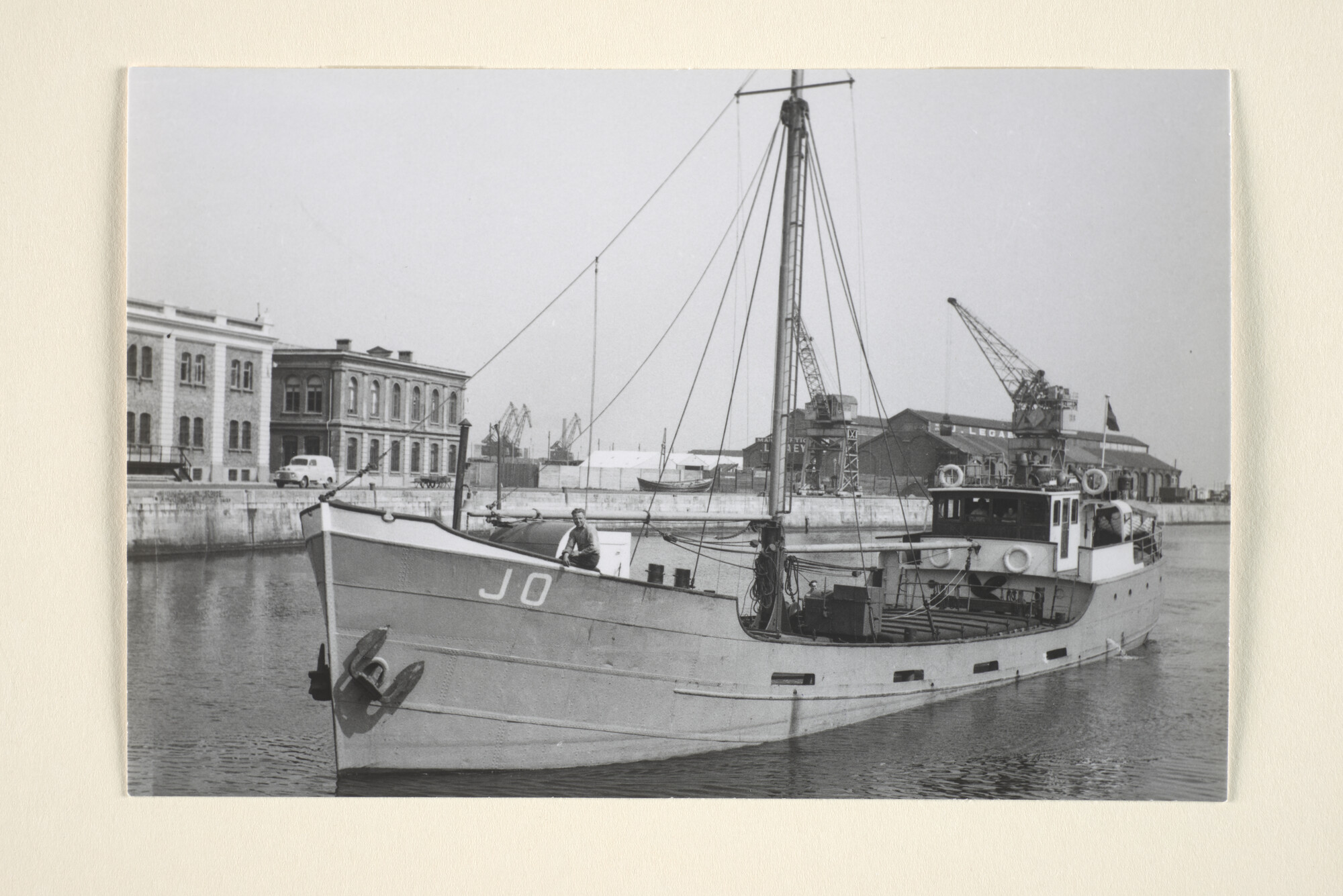 1996.2180; De coaster ms. Jo van C. Pepping te Nieuw Duinen gezien in de haven van [...]; foto