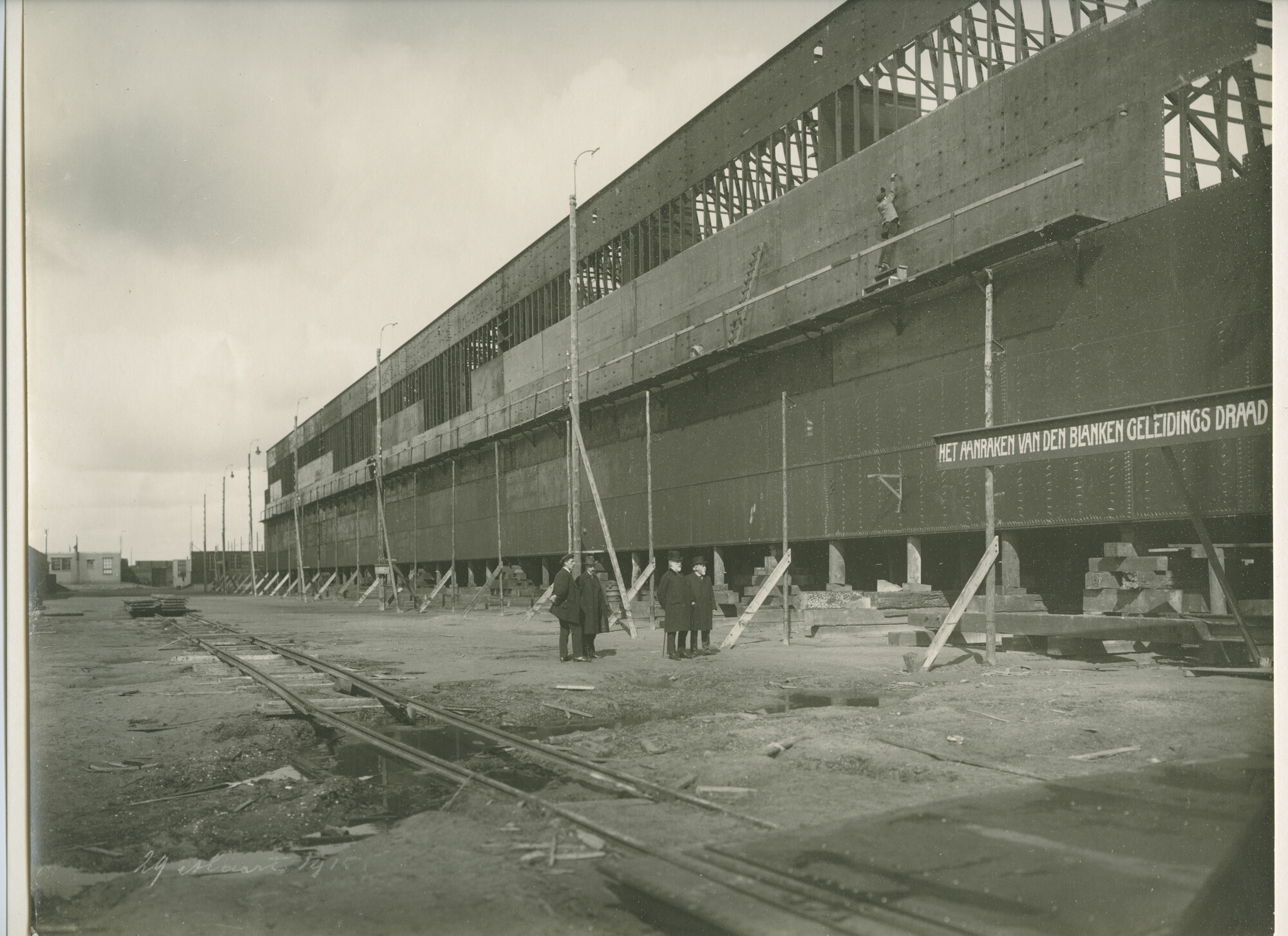 S.5444(0435)5; Foto van het drijvende droogdok Wilhelmina in aanbouw bij de NSM; foto