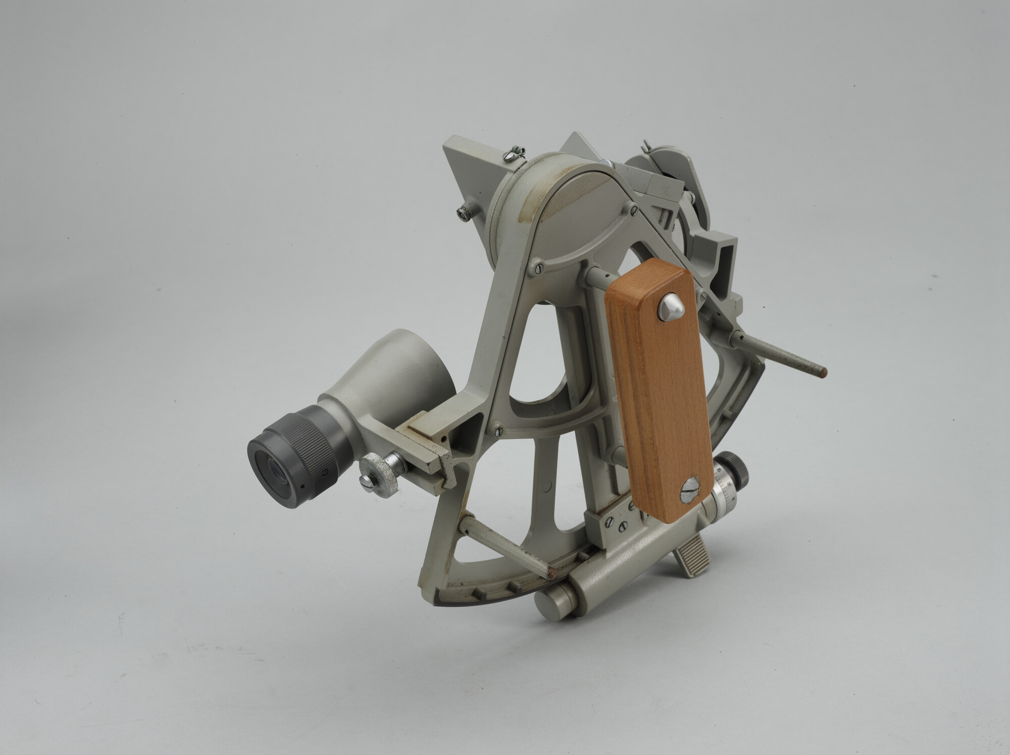 2019.1055-08; Sextant door Freiberger. Onderdeel van de uitrusting gebruikt door Herman Jansen aan boord van de Sounion; sextant