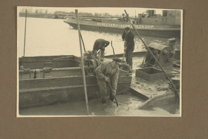 2001.1755; Omslag met vele foto's en knipsels van meest bergingsactiviteiten door Reederij v/h Gebroeders Goedkoop te Amsterdam in de periode 1929 / 1949; omslag