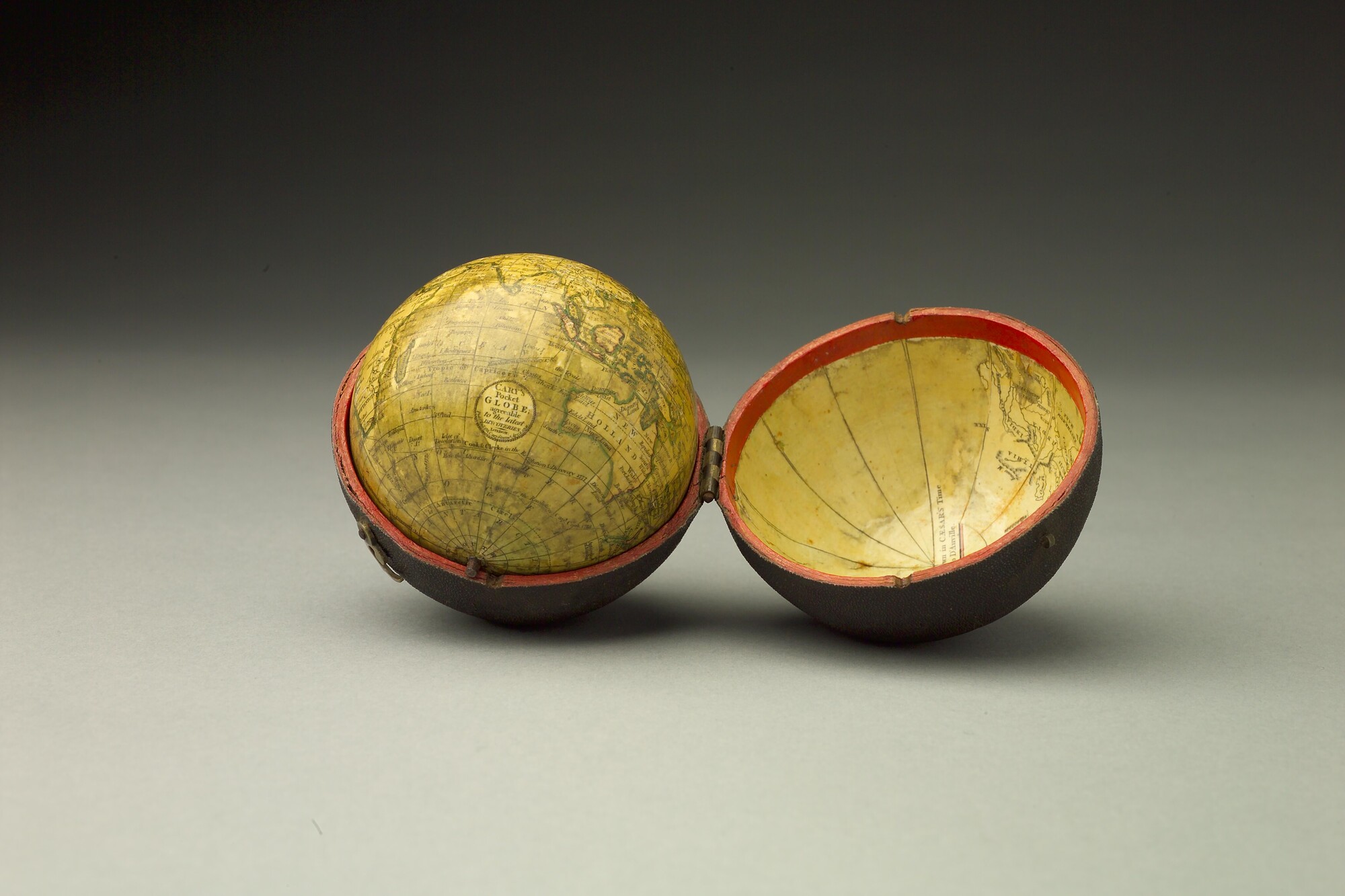 A.0145(025)11; Aardglobe in zakformaat van 7,75 cm. in doorsnede in foedraal, door John en William Cary, Londen, 1791; globe