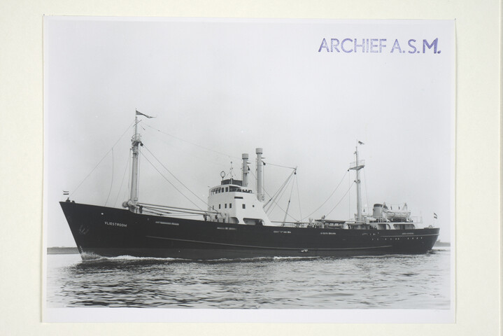 S.5219(12)0280; Foto's van de proeftocht van het vrachtschip ms. 'Vliestroom', gebouwd op de langshelling van de ASM bakboordaanzicht op de Nieuwe Waterweg richting zee; fotoreportage